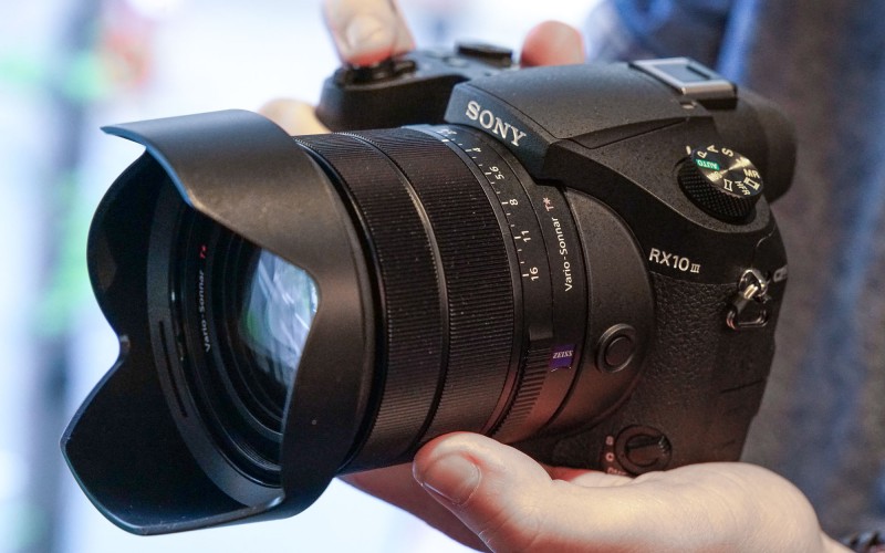 Sony представи RX10 III с нов супер вариообектив