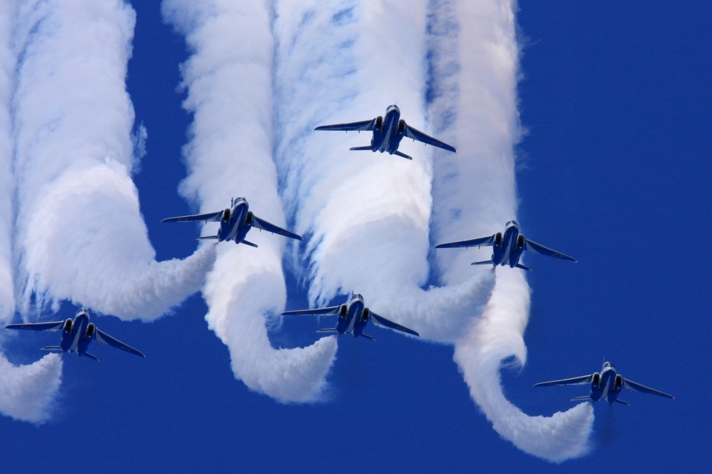 Japan_air_self_defense_force_Kawasaki_T-4_Blue_Impulse_RJAH_Wide_to_Delta_Loop