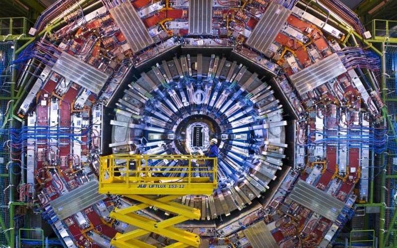CERN разпространи 300 терабайта данни от Големия адронен колайдер