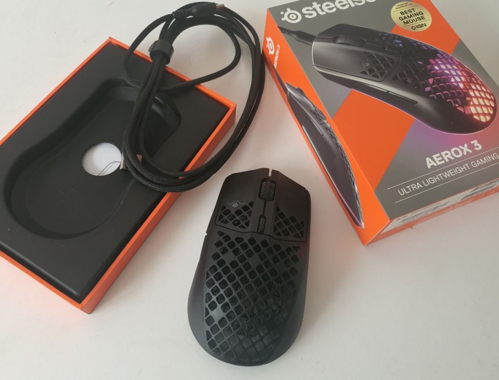 SteelSeries Aerox 3 unpacked