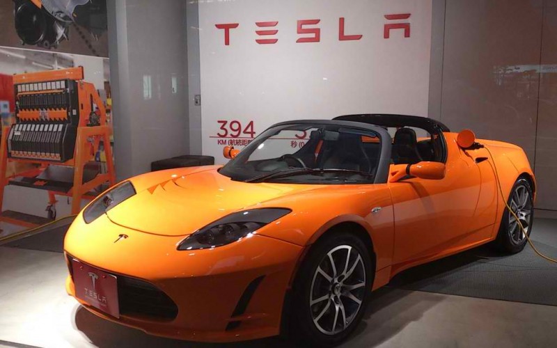 Нов Tesla Roadster може да измине с едно зареждане близо 400 мили