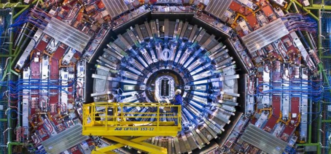 CERN разпространи 300 терабайта данни от Големия адронен колайдер