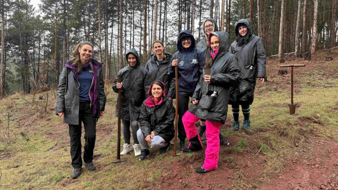 Служители на Yettel засадиха близо 500 дръвчета в района на София